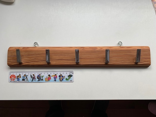 pendurador feito com puxadores em pinho de riga