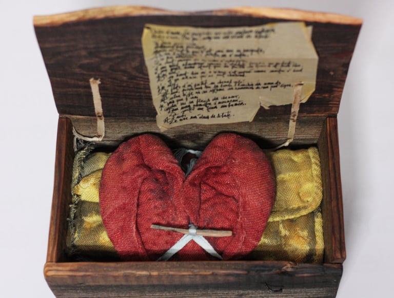 karine-nguyen-van-tham-boite seuil, sculpture textile et poésie nomade