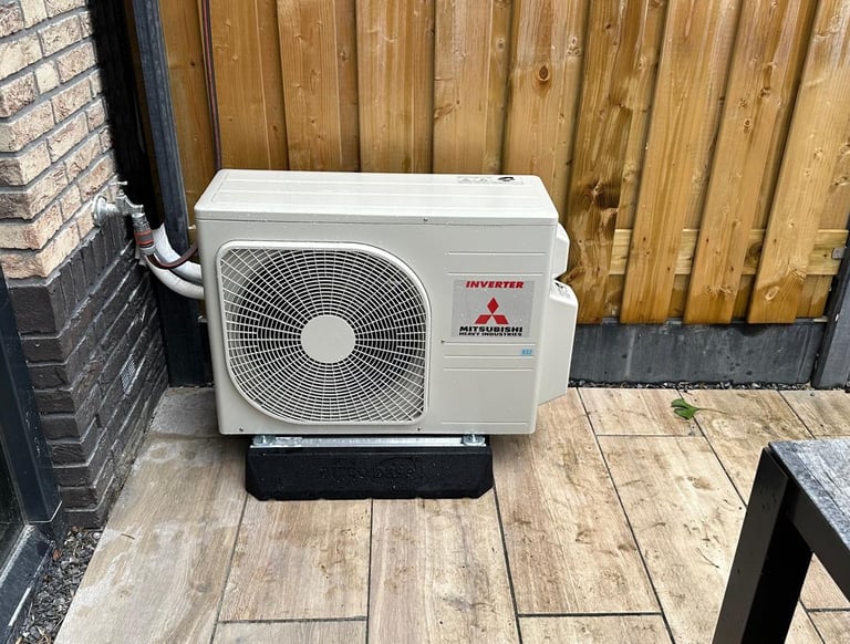 Deskundige monteur installeert airconditioningsysteem voor comfortabel binnenklimaat