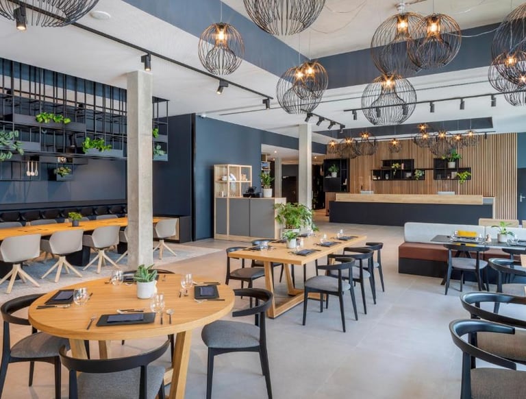 Innside Melaie Hotel Luxembourg restaurant with a large table and chairs