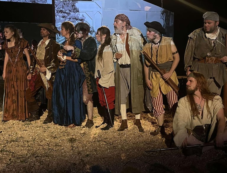 Comédiens costumés en pirates sur scène lors d’une création originale de la Compagnie DesMiracles.