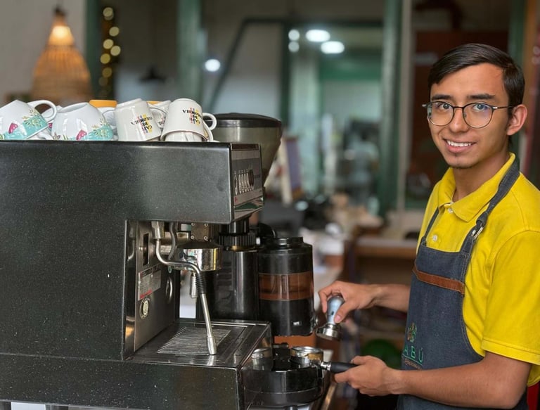 Nuestro varista preparando un Café de Origen en Kabú Café Restaurante Calarcá Quindío