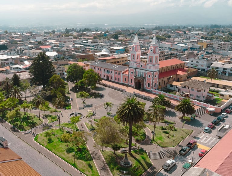 Fotografía aérea con dron de Quito parque central de Conocoto Iglesia
