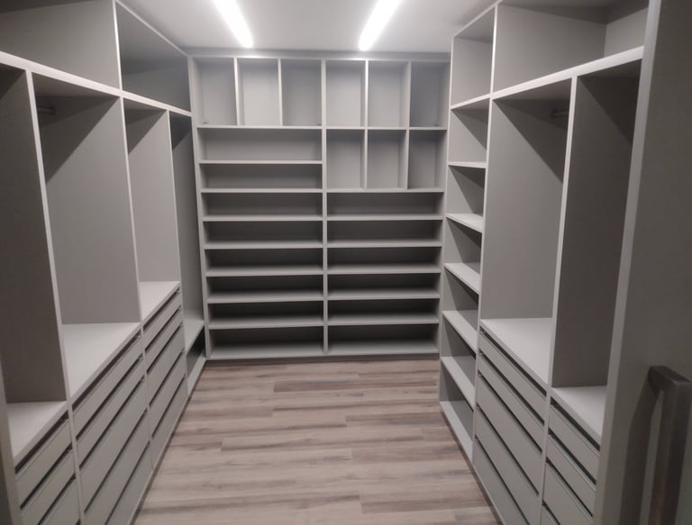 Closet em tom cinza elegante