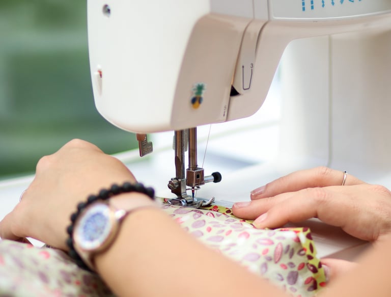 Une couturière utilisant sa machine à coudre