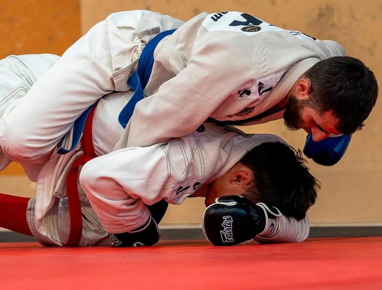 luchadores de Combat Ju Jutsu en una pelea reglam,entaria de la FECJJ
