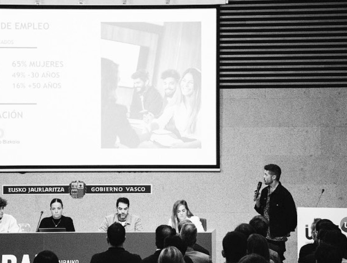 Jagoba Ormaetxea en una de sus ponencias hablando sobre el empleo y el mercado