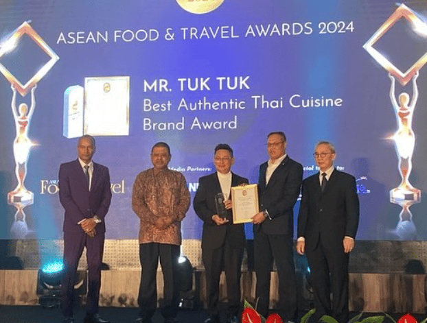 Mr Tuk Tuk receiving the Best Authentic Thai Cuisine Brand Award