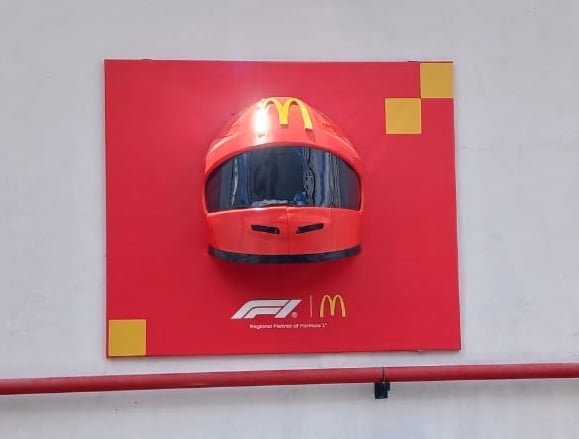 Gigantografía de casco para automac. Impresión 3D, diseño industrial y gráfico para comunicación de 