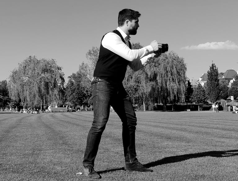 Portrait d’un vidéaste tenant sa caméra en extérieur – photo stylisée en noir et blanc