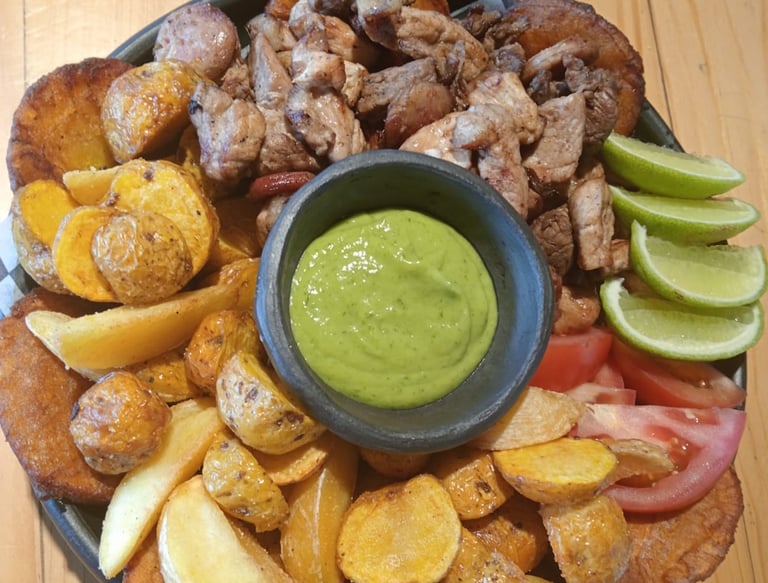 Picada de carne, papas y guacamole en el Restaurante Beer and Burger