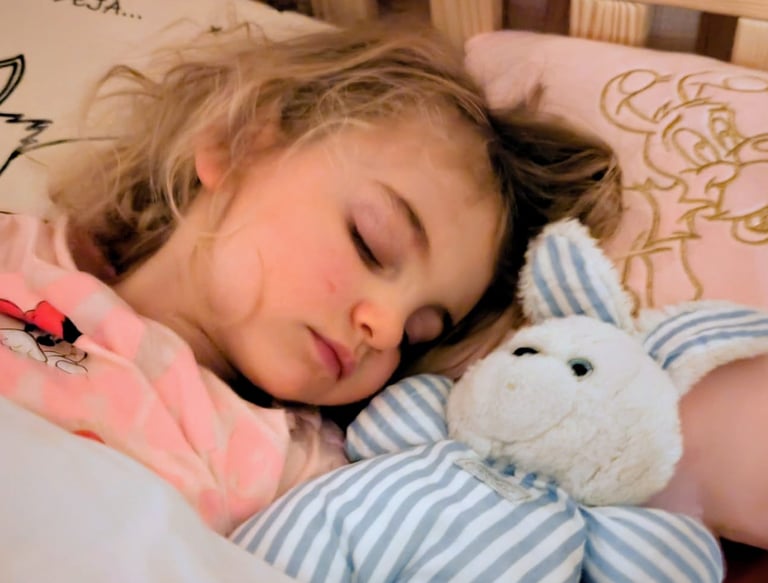 Une petie fille ui dors avec son doudou réparer par mimidoudou and co rouen