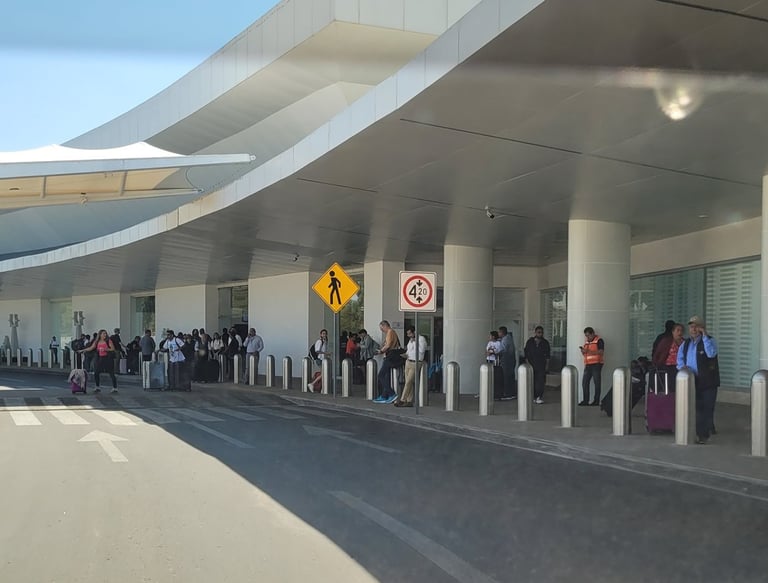Fila de personas en aereopuerto de oaxaca