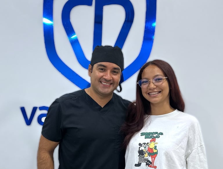 Paciente satisfecha sonriendo después de tratamiento dental en Dentista Manta y El Carmen