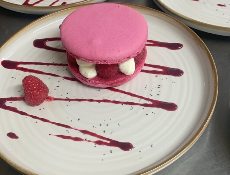 Assiette avec un désert aux fruits rouges