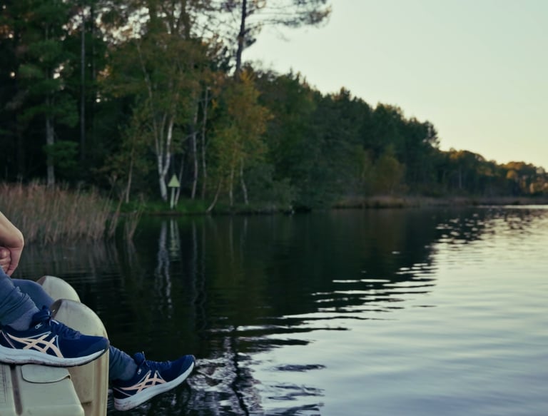 image de laura sur un ponton du lac d'hostens pour la vidéo Asics