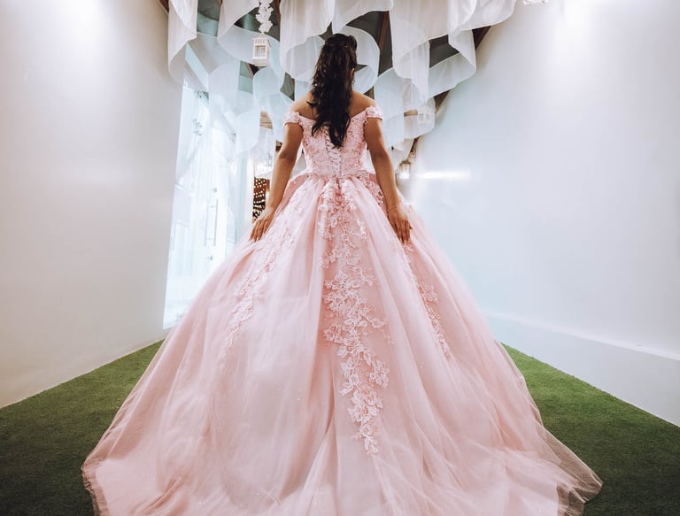 Quinceañera mostrando su vestido en hermosa hacienda de Quito Ecuador