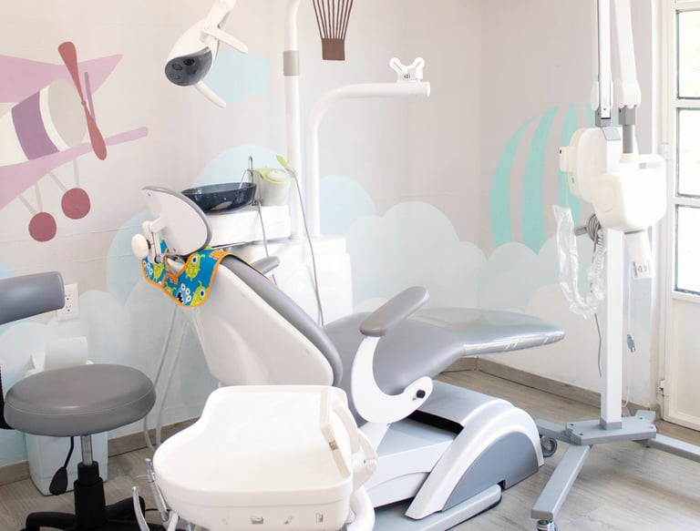 Consultorio dental infantil en Sonrilandia Tepic, con sillón moderno y decoración amigable para niño
