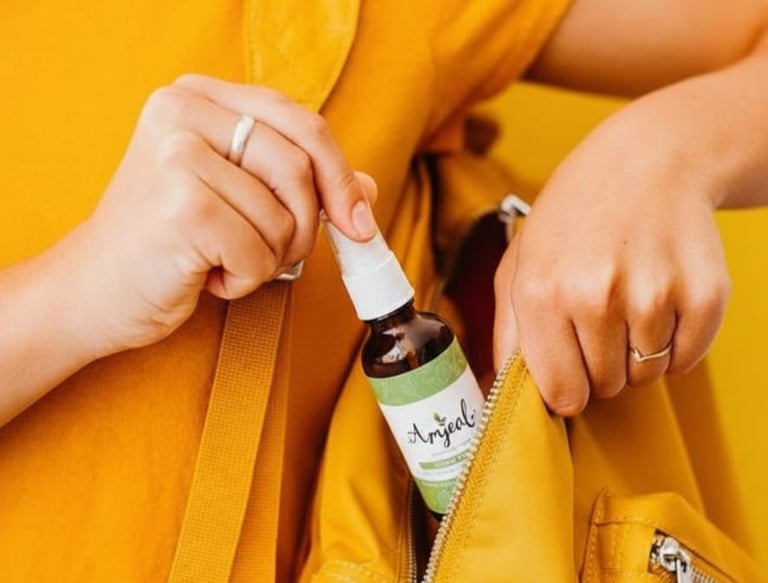 Spray Facial en un bolso amarillo con fondo amarillo