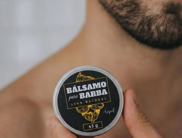 hombre sujetando balsamo para barba