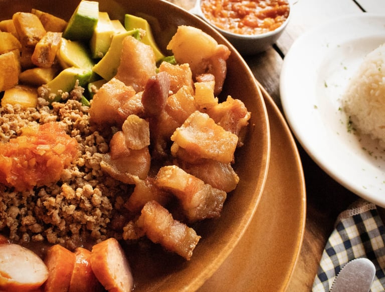 Calentado con chicarron y aguacate, restaurante La Fonda de los Arrieros Salento Quindío