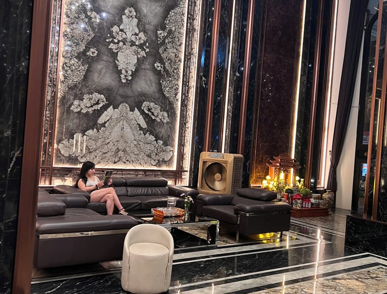 Dịch vụ trọn gói tại Karaoke Monaco: từ đặt phòng, đồ ăn, đồ uống đến tổ chức tiệc sinh nhật chuyên nghiệp.