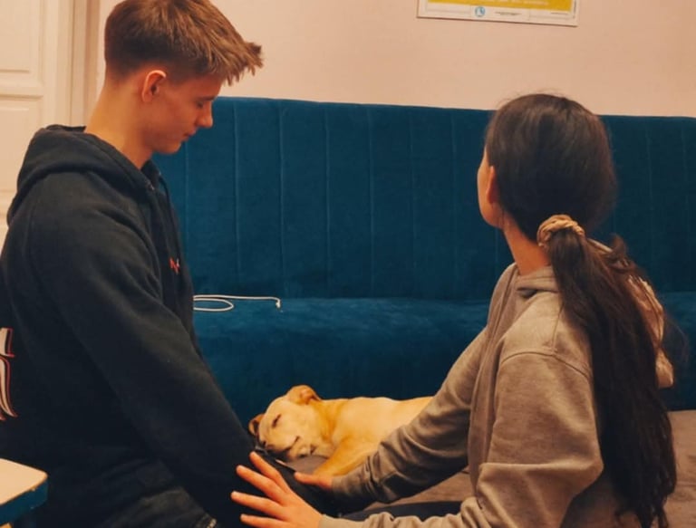 Kobieta wykonująca test mięśniowy mężczyźnie