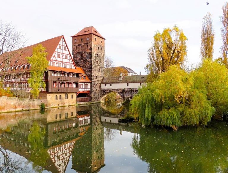 Weinstadel und Henkersteg in Nürnberg mit Blick über die Pegnitz