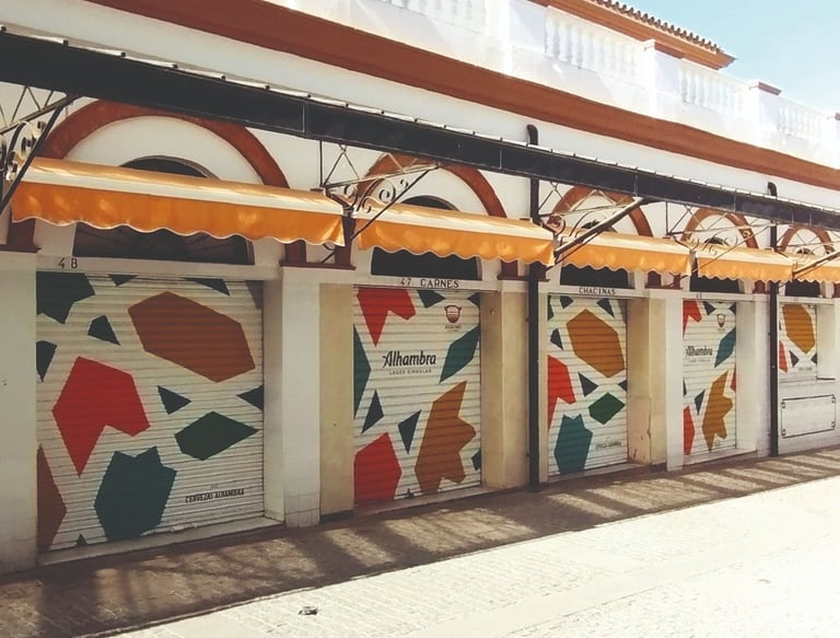 Graffiti en persianas. Para la campaña publicitaria de Cervezas Alhambra (Grupo Mahou).