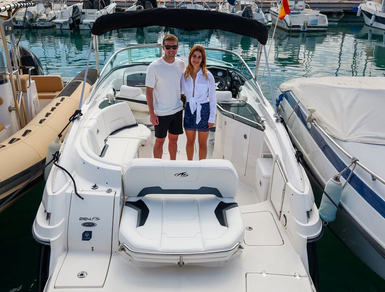 Miquel y Daniela en el barco de Mallorca In Blue, excursiones náuticas desde Alcudia
