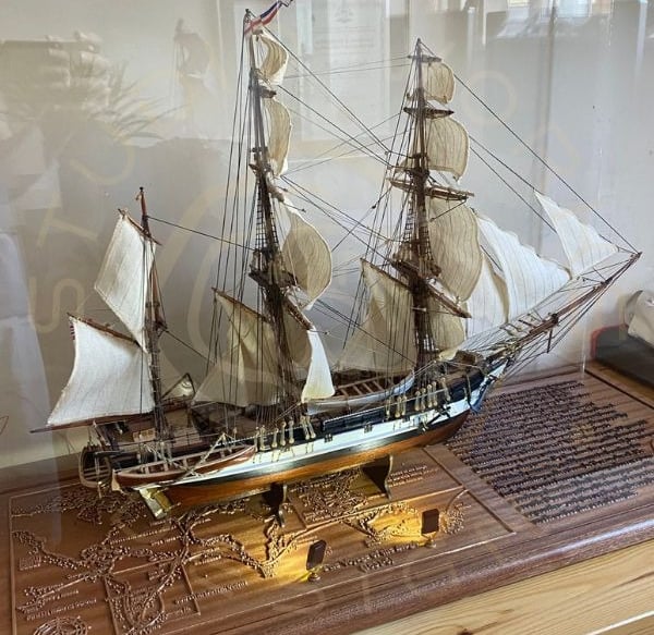 Display base for a model ship display showing integrated lighting