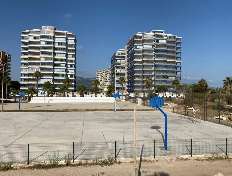 Campo baloncesto y fútbol sala junto a playa Goleta en Tavernes
