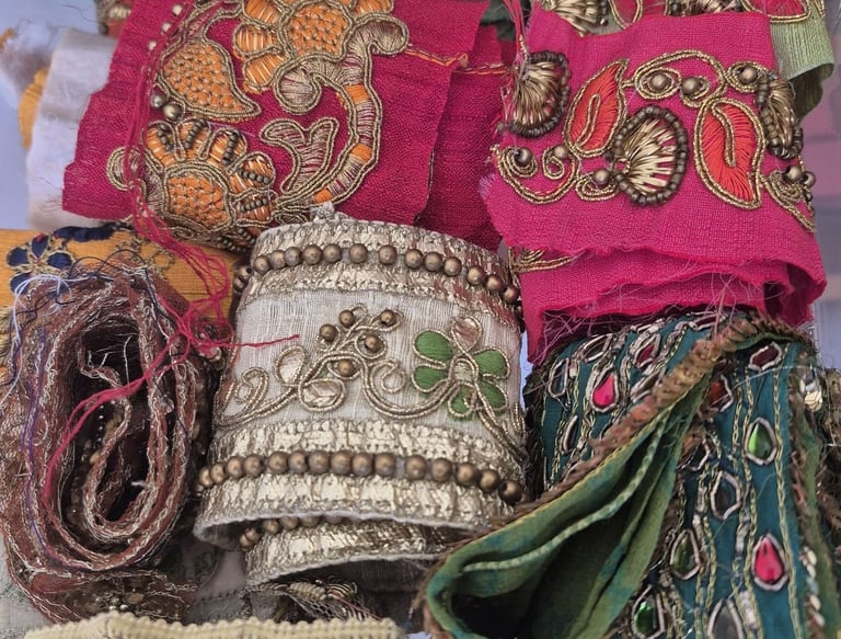 Rouleaux de broderie indienne et Moghol utilisés par JC GAL pour Perles de Soi