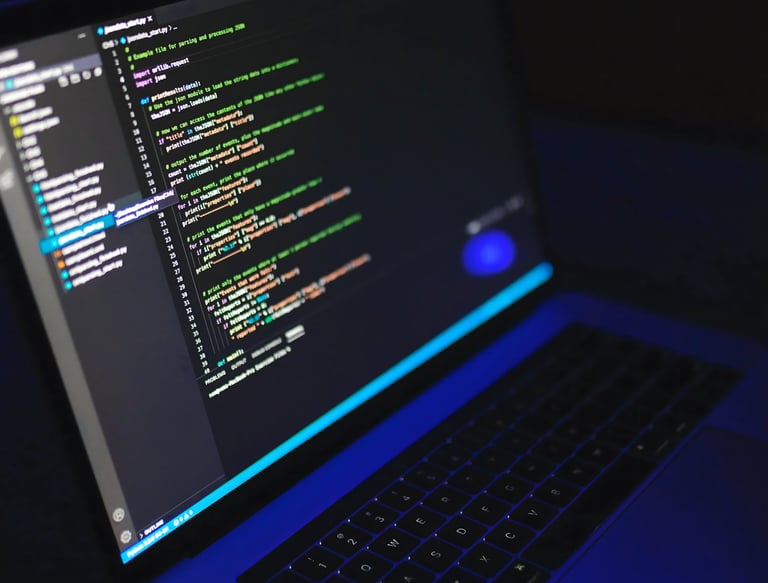 Un écran d'ordinateur portable montrant un logiciel de codage