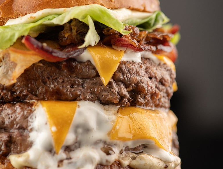 hamburger com carne angus, queijo, bacon, alface, cream cheese, pao brioche e maionese da casa