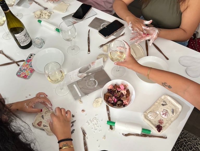 "Participantes disfrutando de talleres con vino ilimitado en Ethereal."
