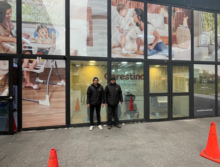 Cliente satisfecho con impresión de gigantografías publicitarias para exteriores en Lima con Peruimp