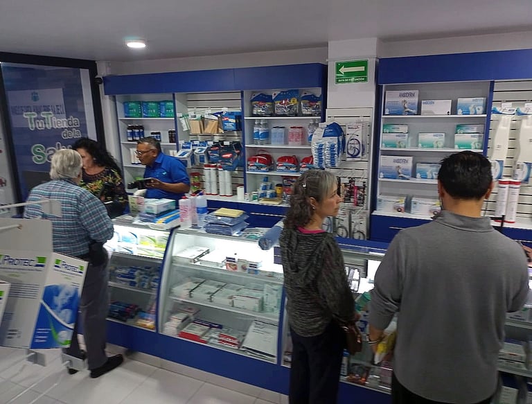 Visita nuestra sucursal en Satélite, contamos con una amplia gama de medicamentos e insumos médicos