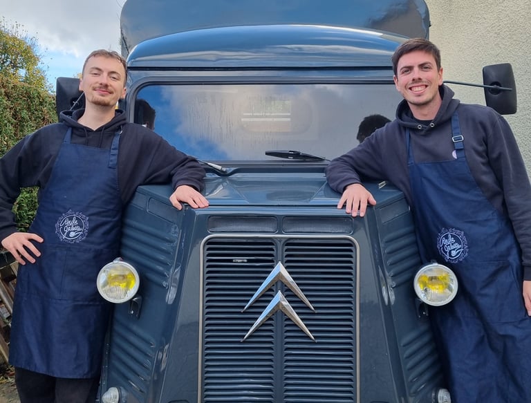 Les 2 fondateurs de Roule Galette avec leur fidèle camion