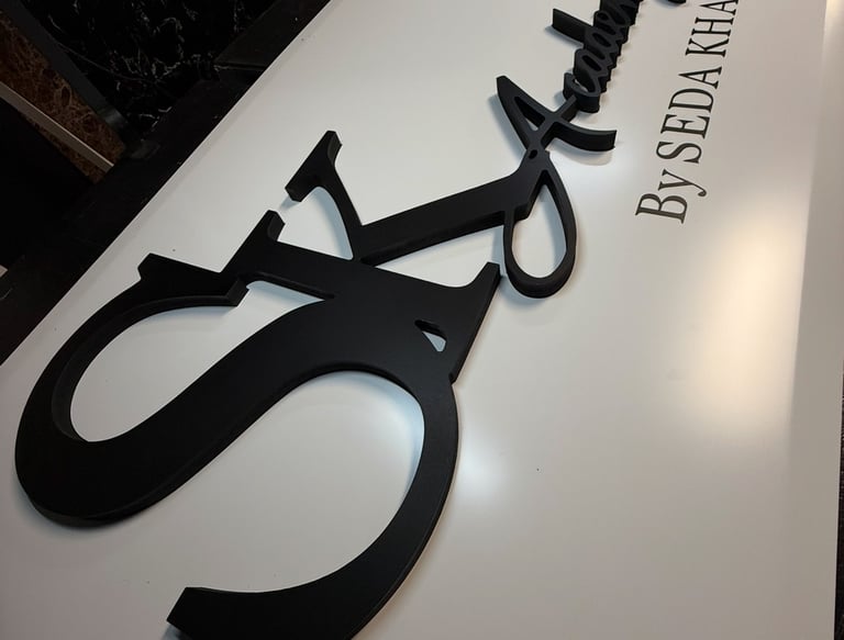 Fabrication artisanale d’enseigne en lettres relief découpées en PVC ou Plexiglas
