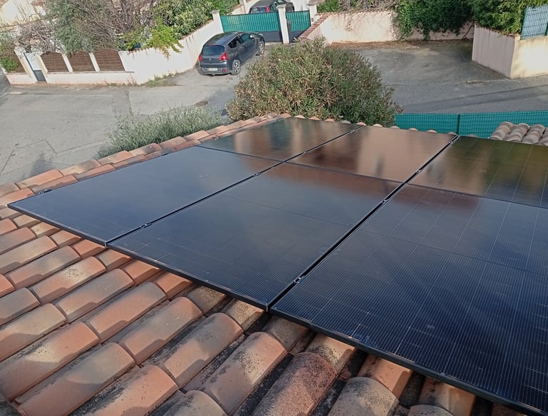 Installation de panneaux solaires sur toiture à Villeneuve (04), région PACA, réalisée par Solaire F