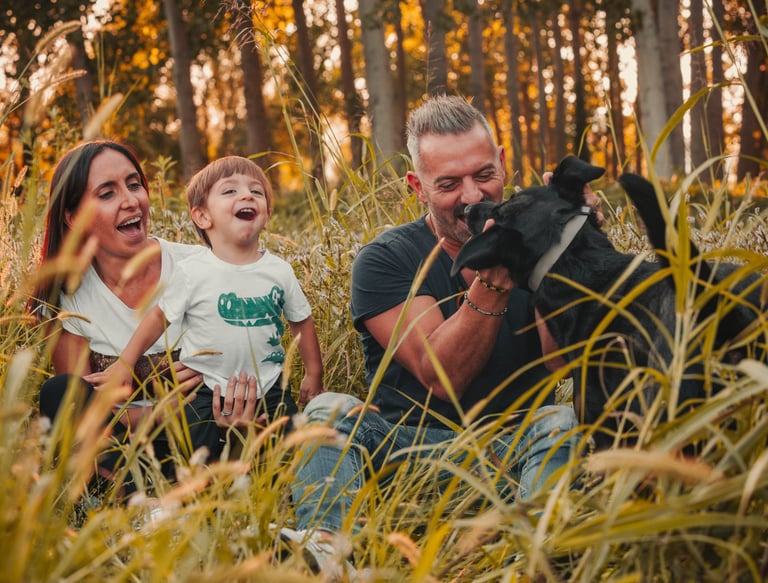 famiglia con bambino e cane nero