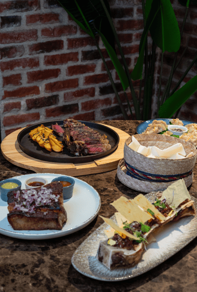 Plato de carne a la parrilla con verduras asadas servido en restaurante, cocina tradicional con pres