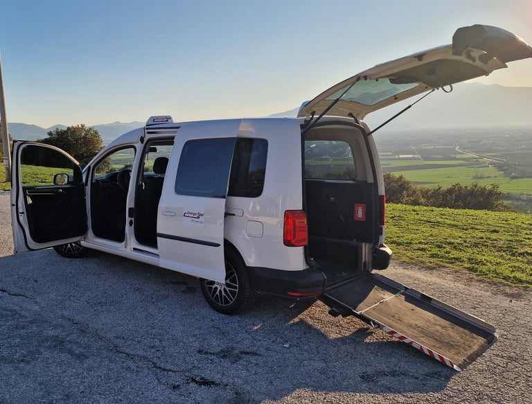 Ταξί Van Καβάλα με ειδική ράμπα για αναπηρικό αμαξίδιο - Orange Taxi