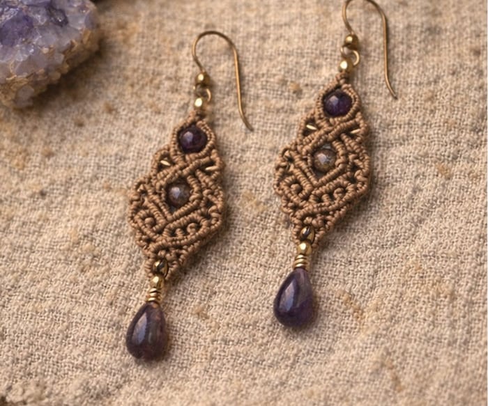 Aretes macramé hechos a mano con piedras de amatista morada y un anudado intrincado de hilo