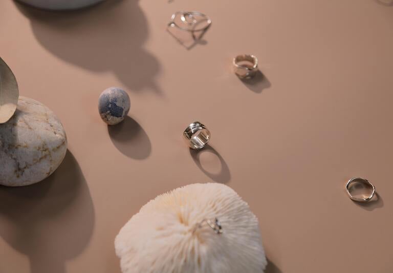 Elegante colección de anillos minimalistas de oro y plata 