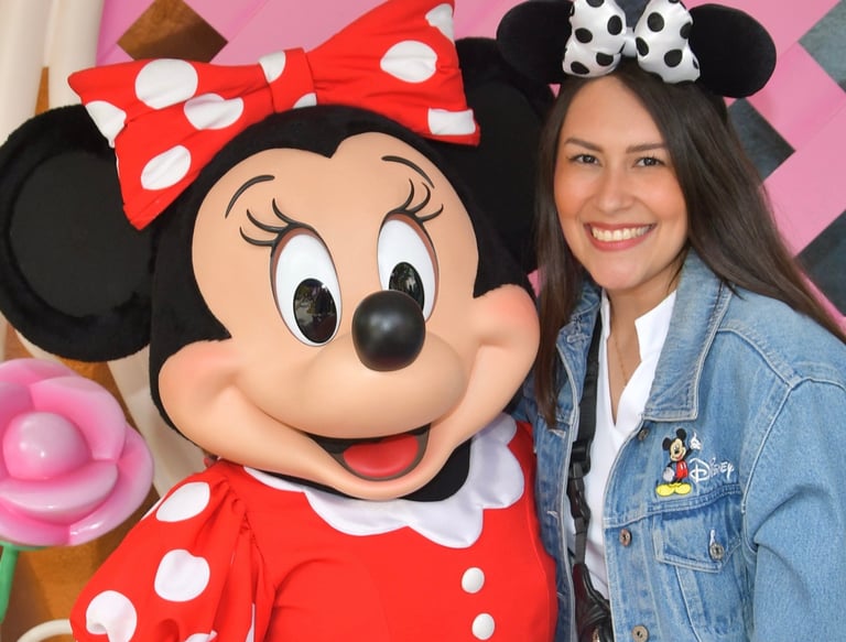 Mujer sonriendo en fotografía con Minnie Mouse en Disneyland