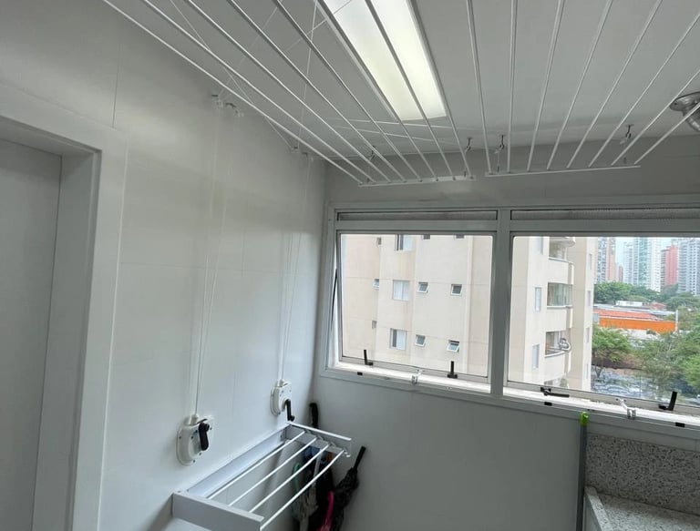 Técnico realizando instalação e manutenção de varal de teto na Zona Sul de São Paulo