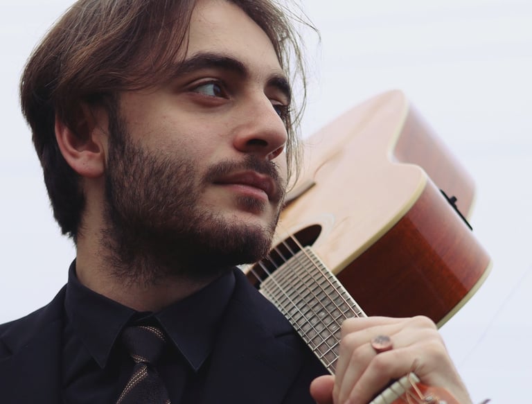 Portrait musicien et comédien, homme, guitariste, à Brunoy 