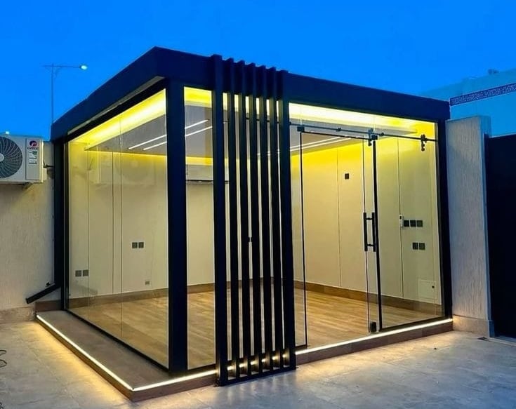 غرف زجاجية ذات اضاءه جذابة